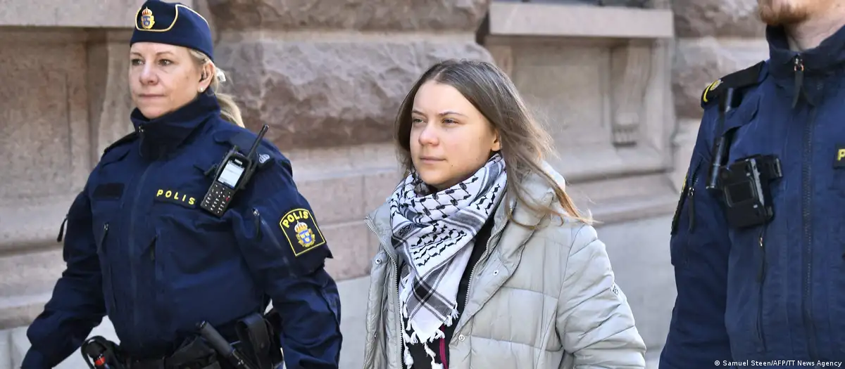 Polizei entfernt Thunberg und Aktivisten vom Parlamentseingang