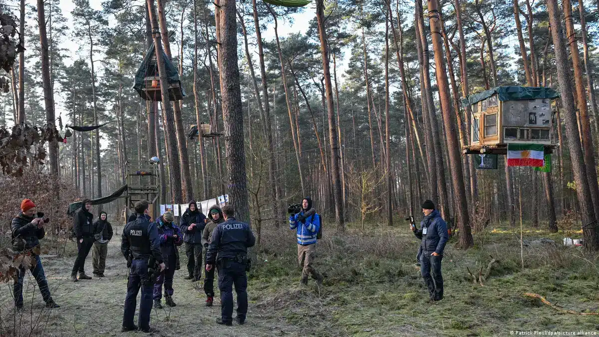 Aktivisten besetzen den Wald, um Teslas Expansion in Deutschland zu stoppen