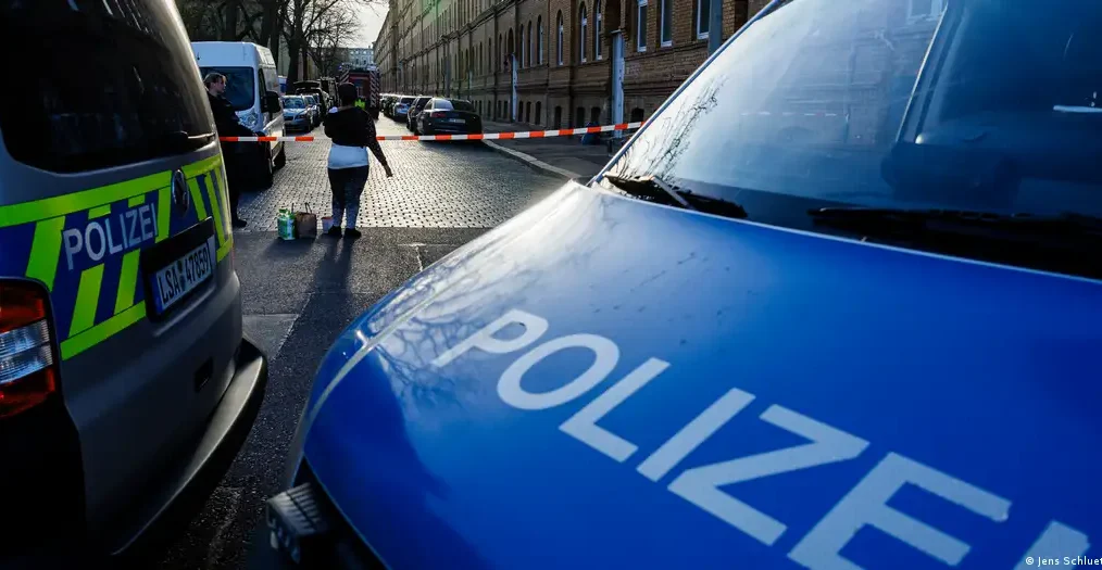 Deutsche Polizei nimmt Mann in Halle wegen Sprengstoff Besitzes fest